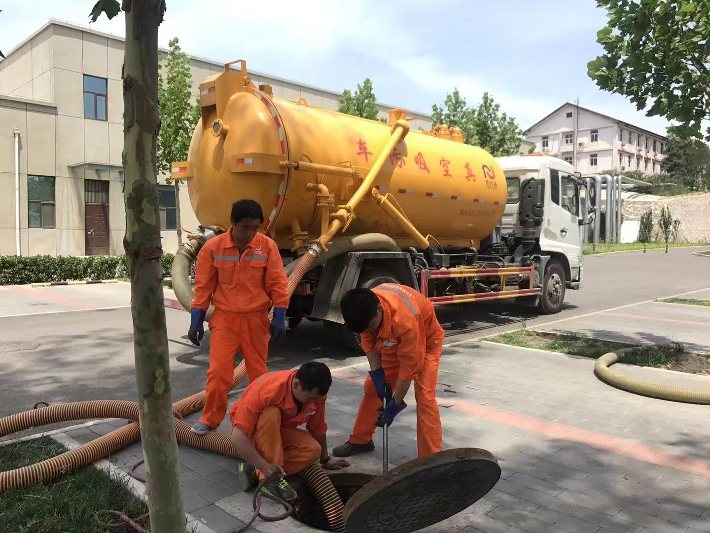 蓬安管道疏通车停在窨井附近