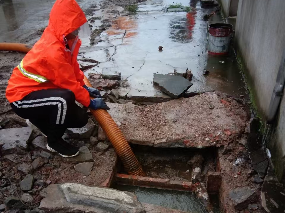 蓬安专业清理污水池 炜誉市政以规范流程守护城市 “肠道”