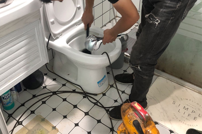 蓬安马桶堵塞自己疏通还是找师傅?专业上门服务让你省时更省心